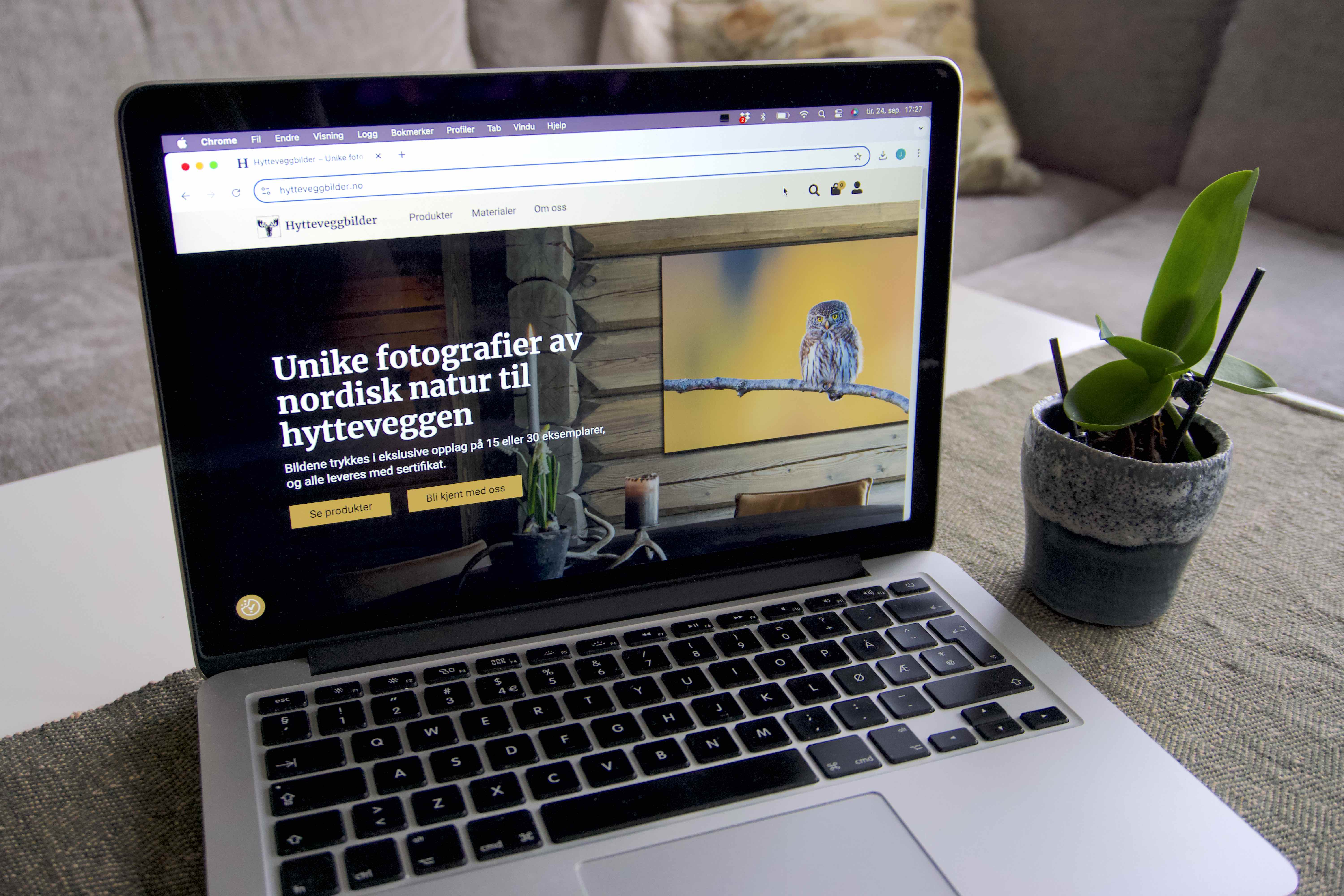 Nettbutikken til Hytteveggbilder vises på en bærebar datamaskin