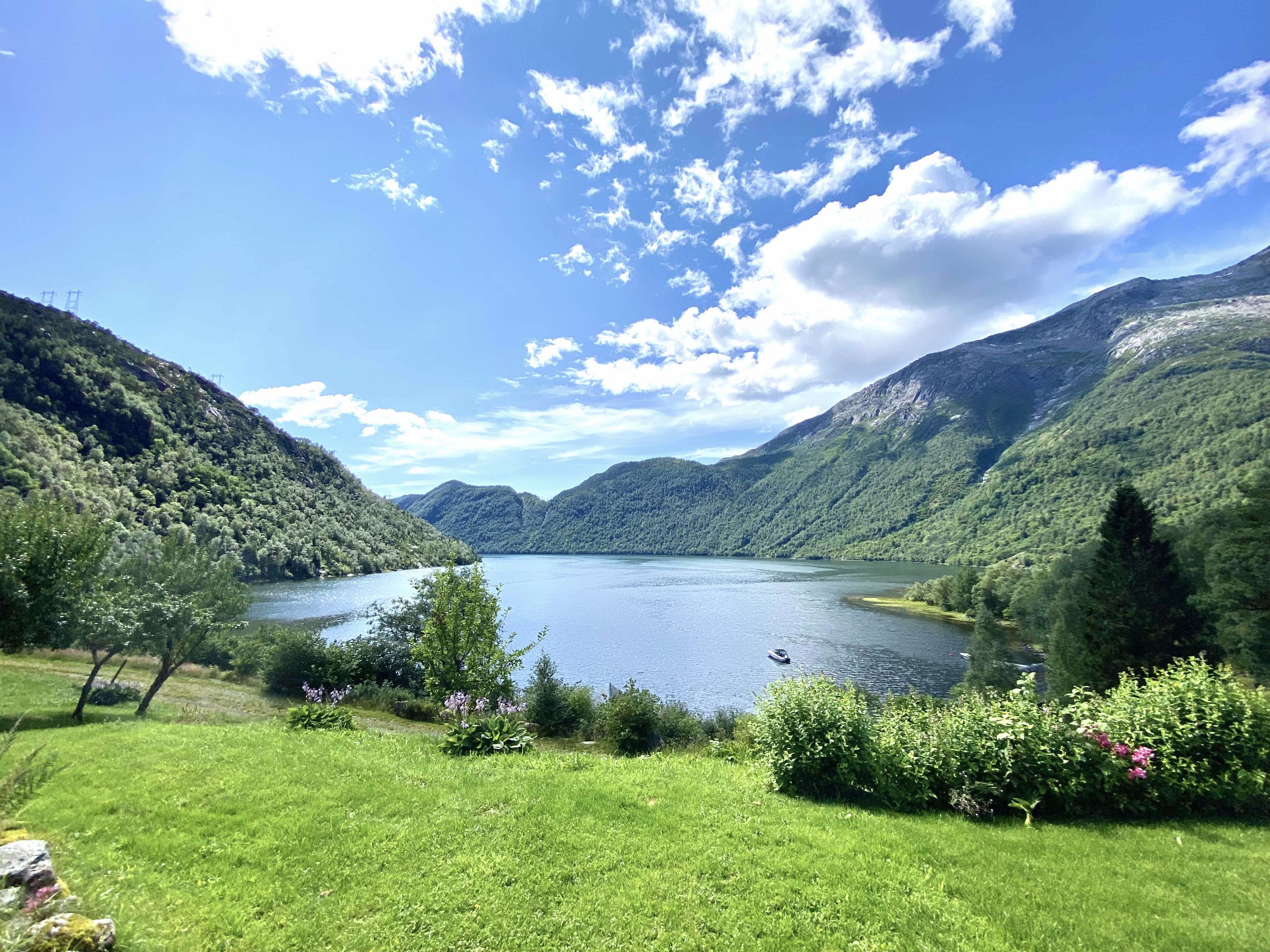 Landskapsbilde av Indre Matre, med utsikt over fjell og sjø